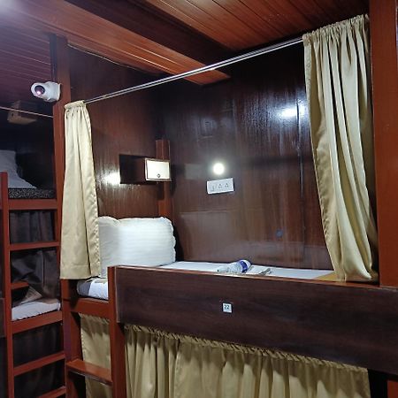 Asra Dormitory For Male And Female Mumbai Exterior photo