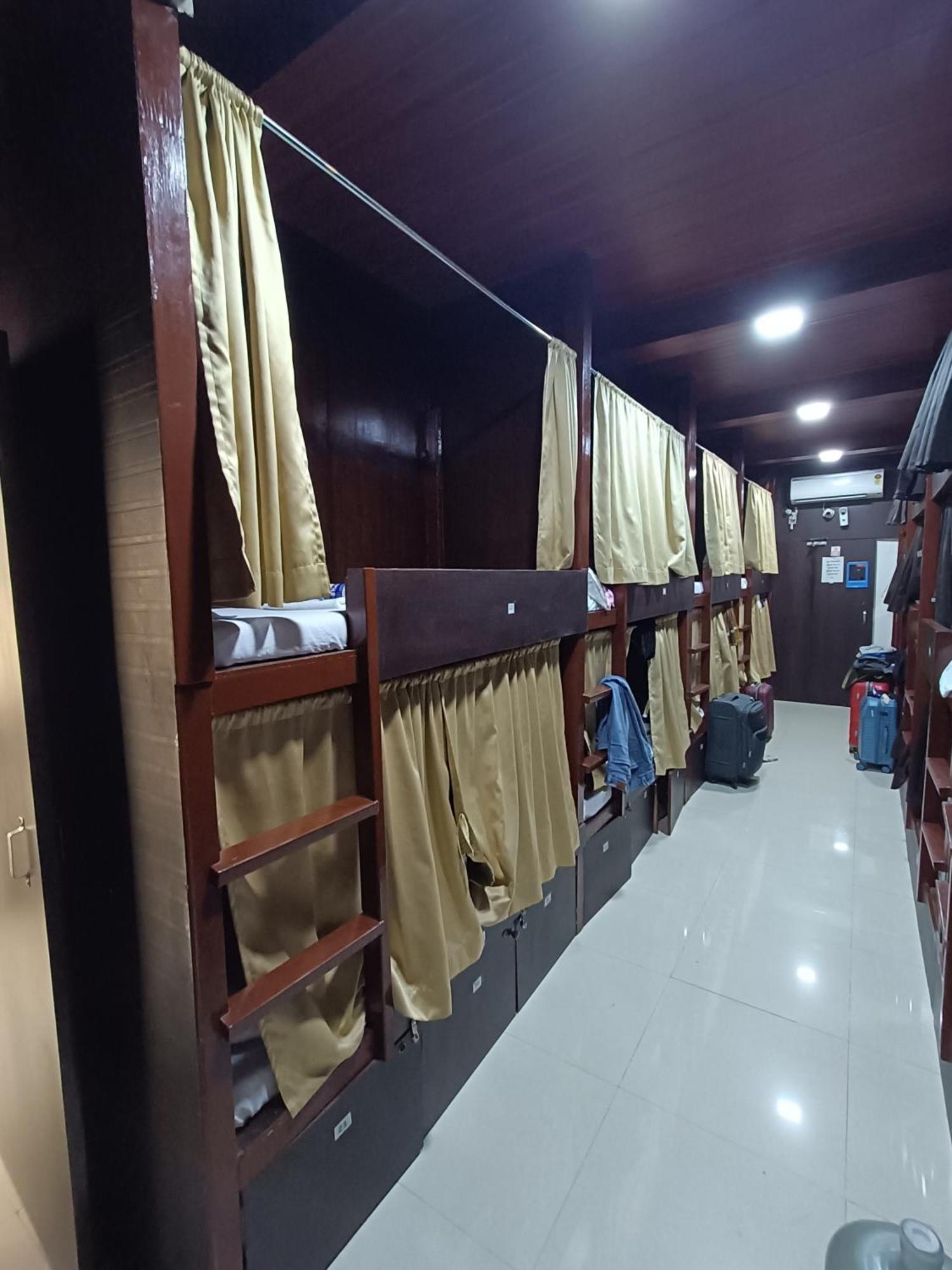 Asra Dormitory For Male And Female Mumbai Exterior photo
