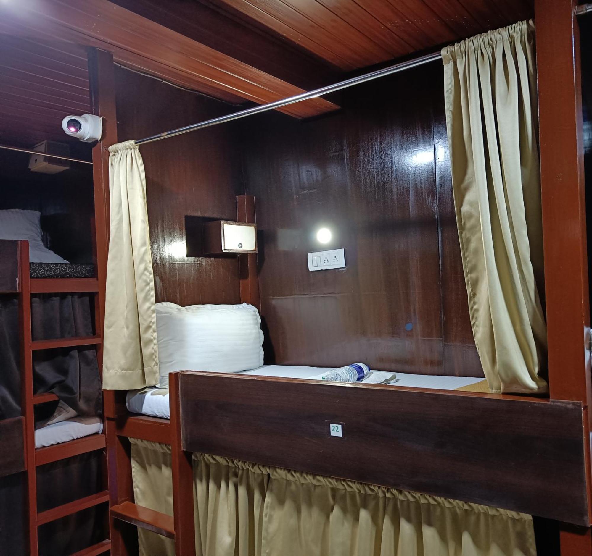 Asra Dormitory For Male And Female Mumbai Exterior photo