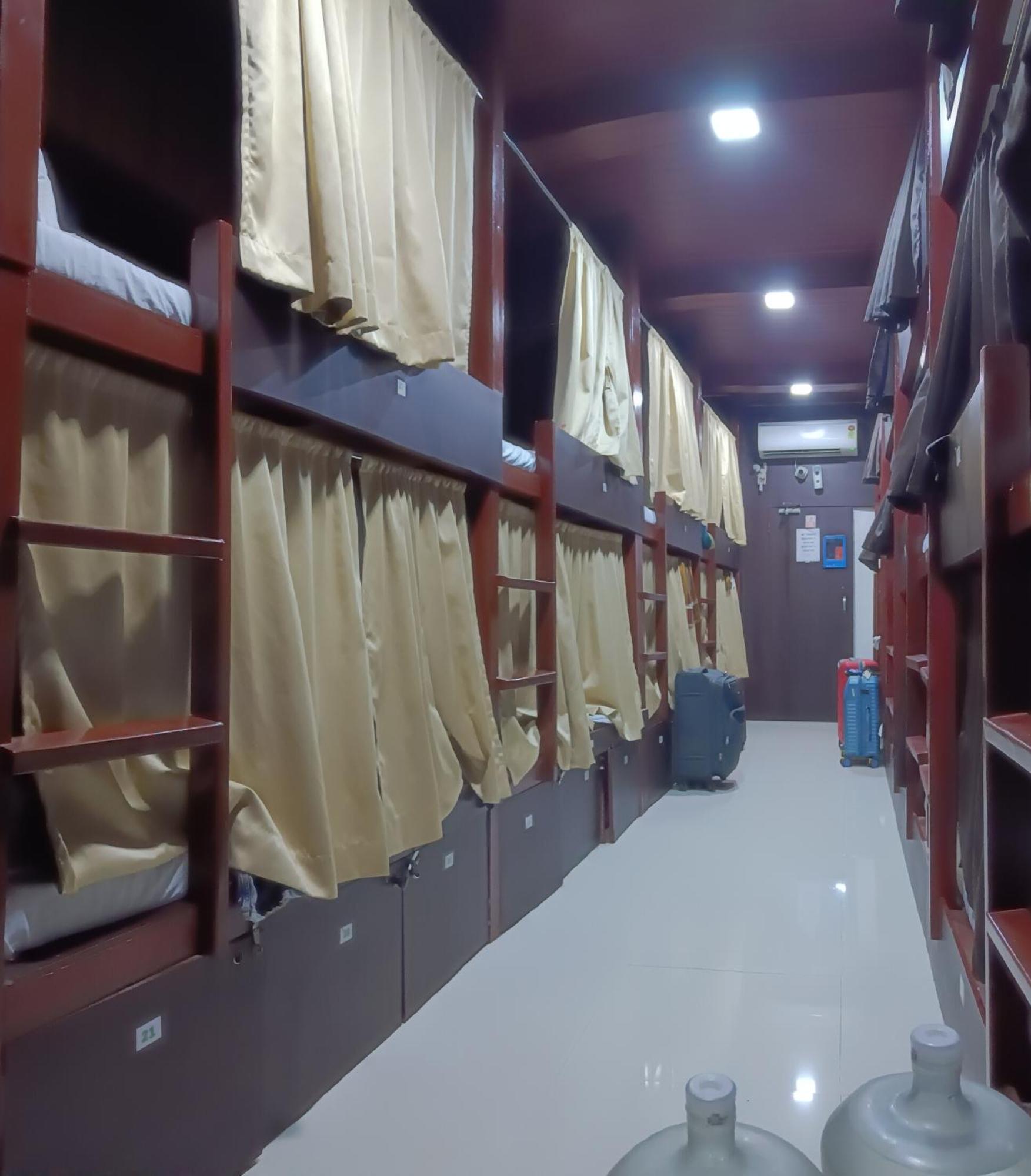 Asra Dormitory For Male And Female Mumbai Exterior photo